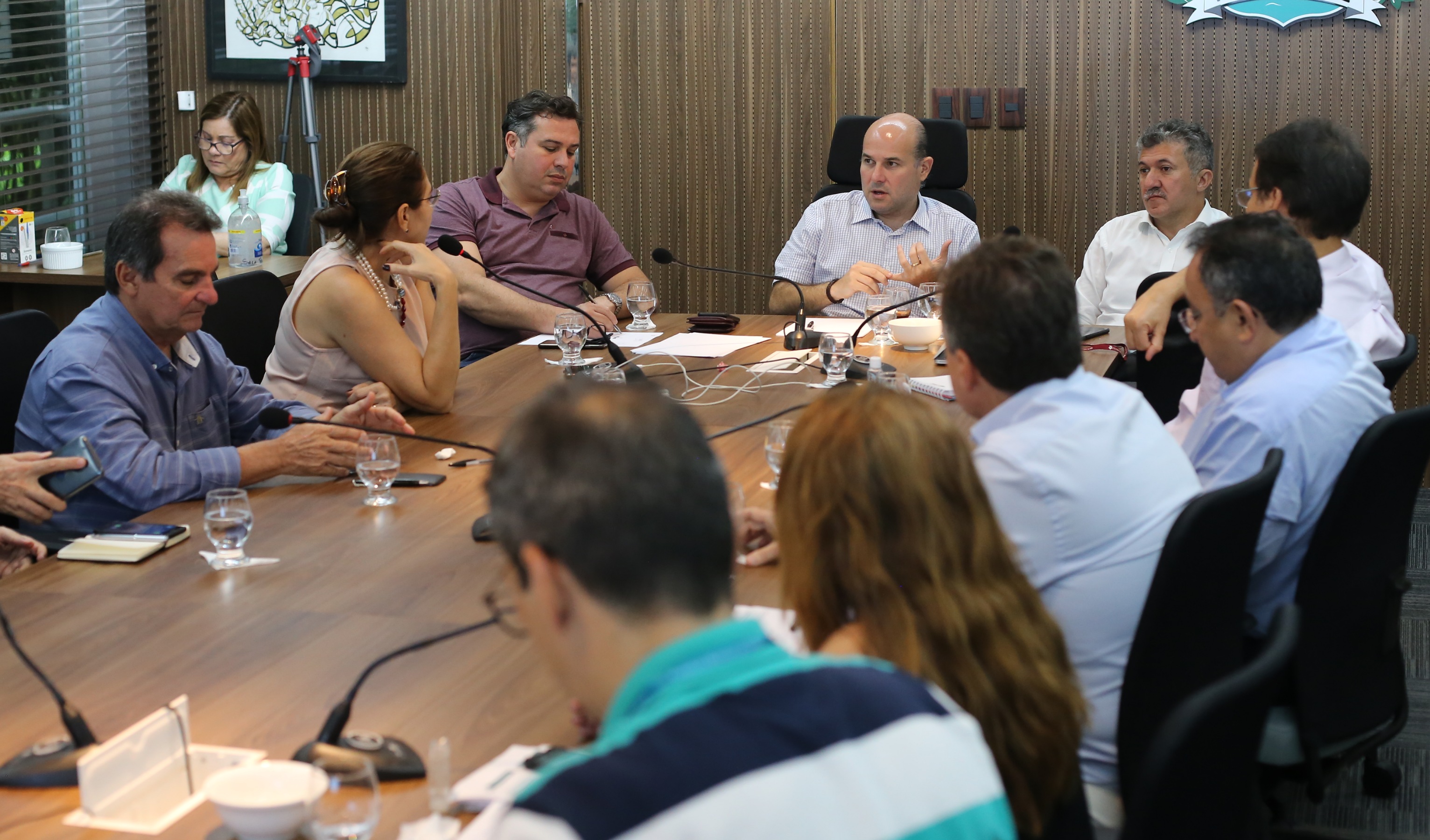 prefeito e pessoas sentados conversando ao redor de mesa